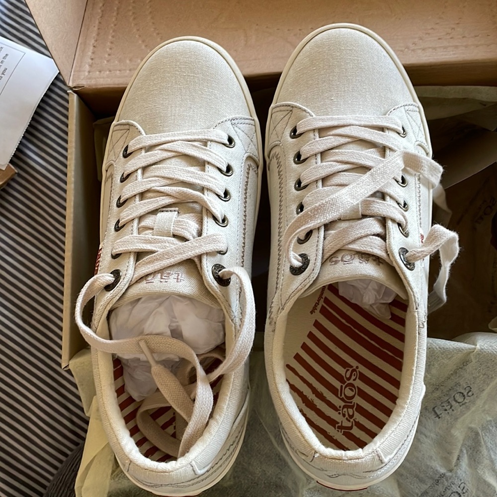 Taos NIB canvas sneakers